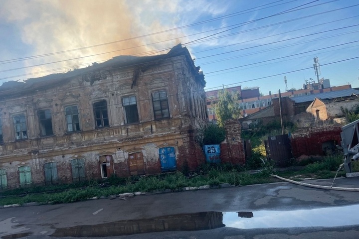 В центре Энгельса горел заброшенный дом-памятник: один мужчина пострадал, другого спасли