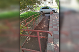 Саратовец рассказал об иномарке у Кировского районного суда, которую припарковали на тротуаре, перекрыв пандус