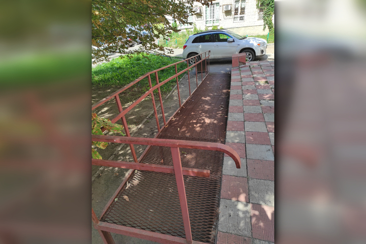Саратовец рассказал об иномарке у Кировского районного суда, которую припарковали на тротуаре, перекрыв пандус
