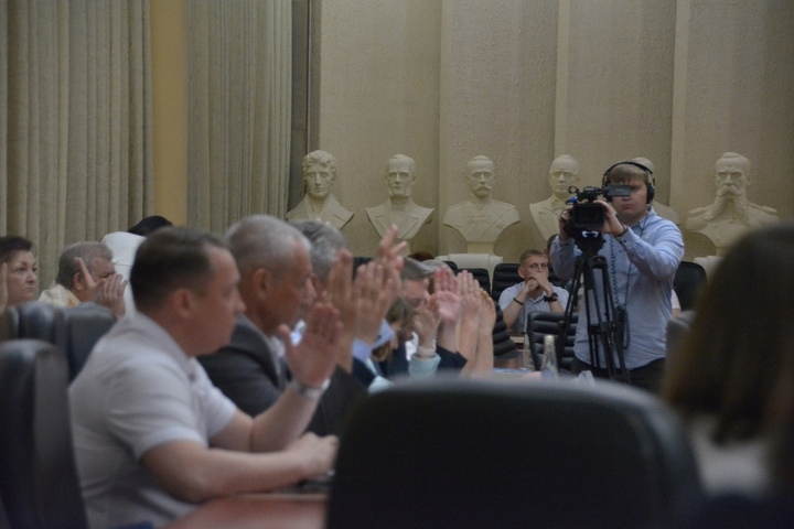 Саратовские депутаты собрались на заседание в непривычном месте, где пришлось голосовать по старинке (9 вообще не пришли)