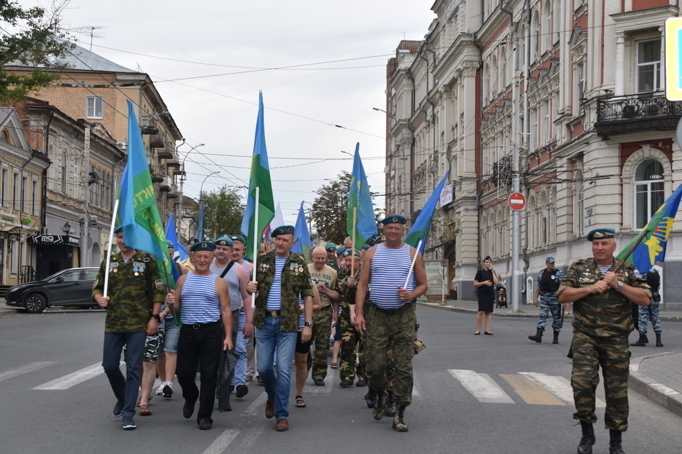 В Саратове День ВДВ отметили без военной техники, полевой кухни и концерта. Фоторепортаж