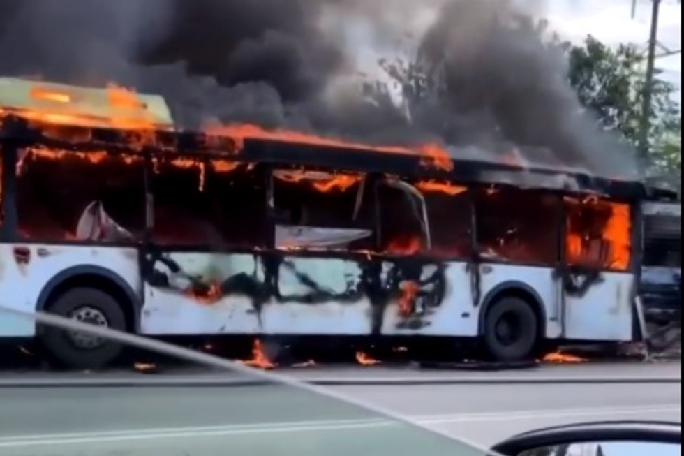 На выезде из Энгельса огонь охватил пассажирский автобус