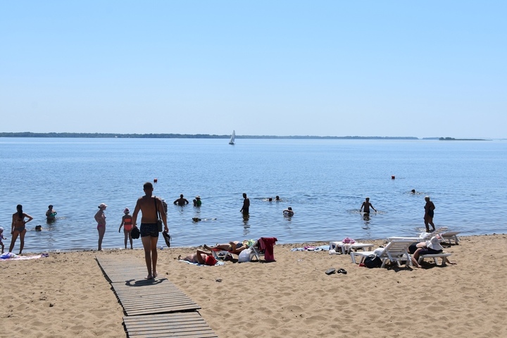 Несмотря на запрет, десятки саратовцев купаются в Волге на новой набережной. Что чиновники (не) сделали, чтобы проинформировать горожан