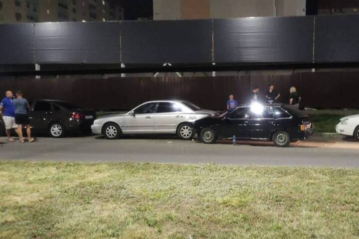 В спальном микрорайоне 19-летняя девушка устроила массовое ДТП, протаранив припаркованные машины