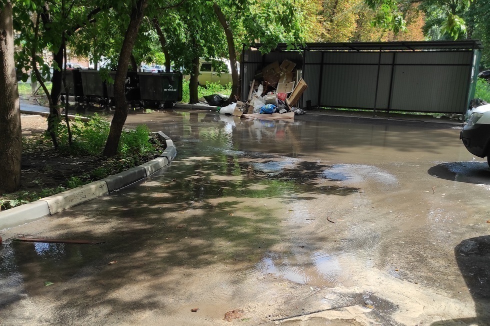 «Лопается асфальт под которым проводка»: жителей дома в центре Саратова почти неделю заливает водой
