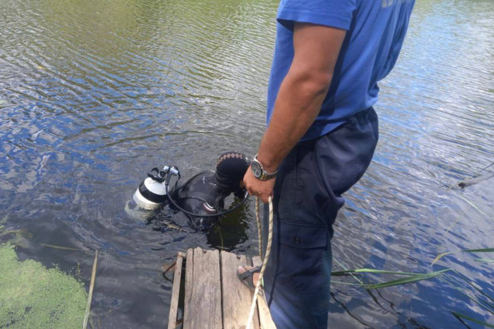 Водолазы разыскивали в реке труп утонувшего мужчины