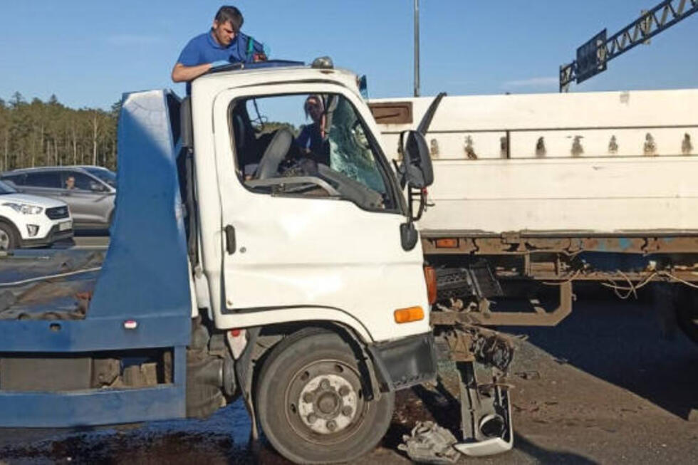 В столкновении грузовика с прицепом и эвакуатора погиб один из водителей