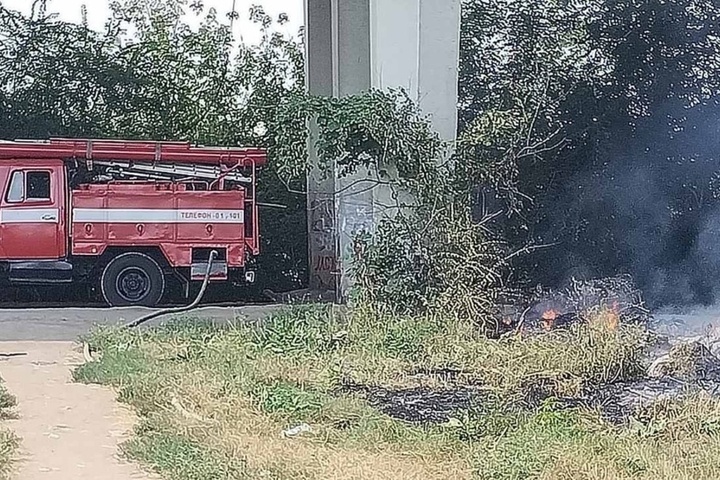 В Энгельсе загорелась самовольная мусорка. Огонь распространился на 300 квадратных метров