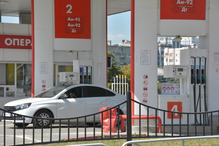 В Саратовской области не осталось топлива дешевле 50 рублей: произошел самый большой скачок цен на бензин и ДТ с начала лета