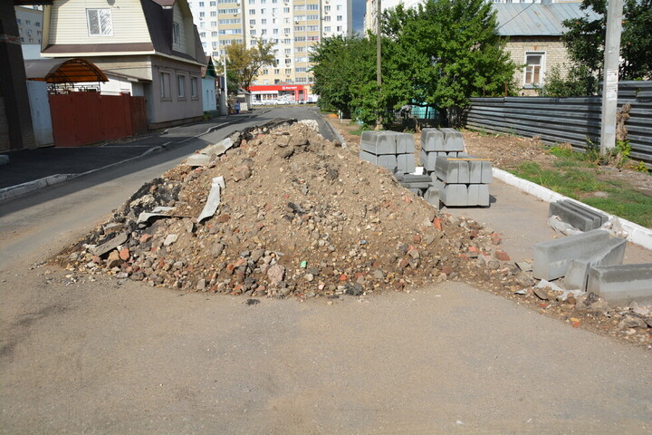 В Энгельсе чиновники преждевременно отчитались о завершении ремонта улицы на «губернаторские» деньги