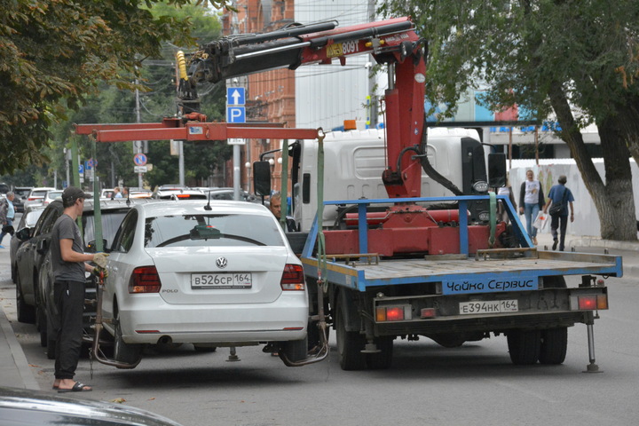 Чиновники ищут компании, которые займутся эвакуацией автомобилей и мотоциклов в Саратовской агломерации
