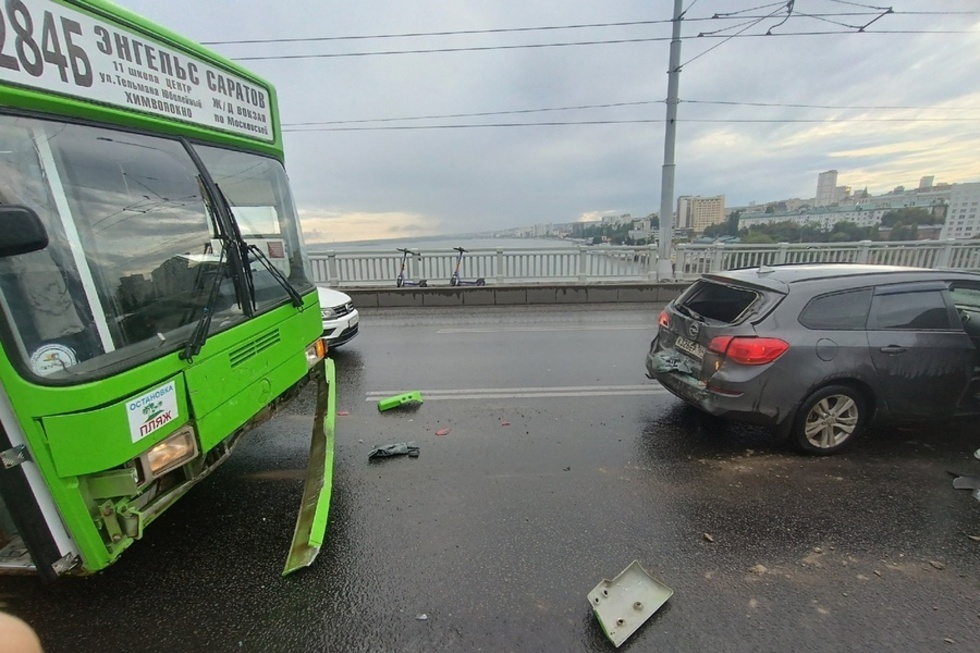 Тройная авария на мосту с автобусом, прошедший ливень и пятничный вечер поставили Саратов в девятибалльные пробки