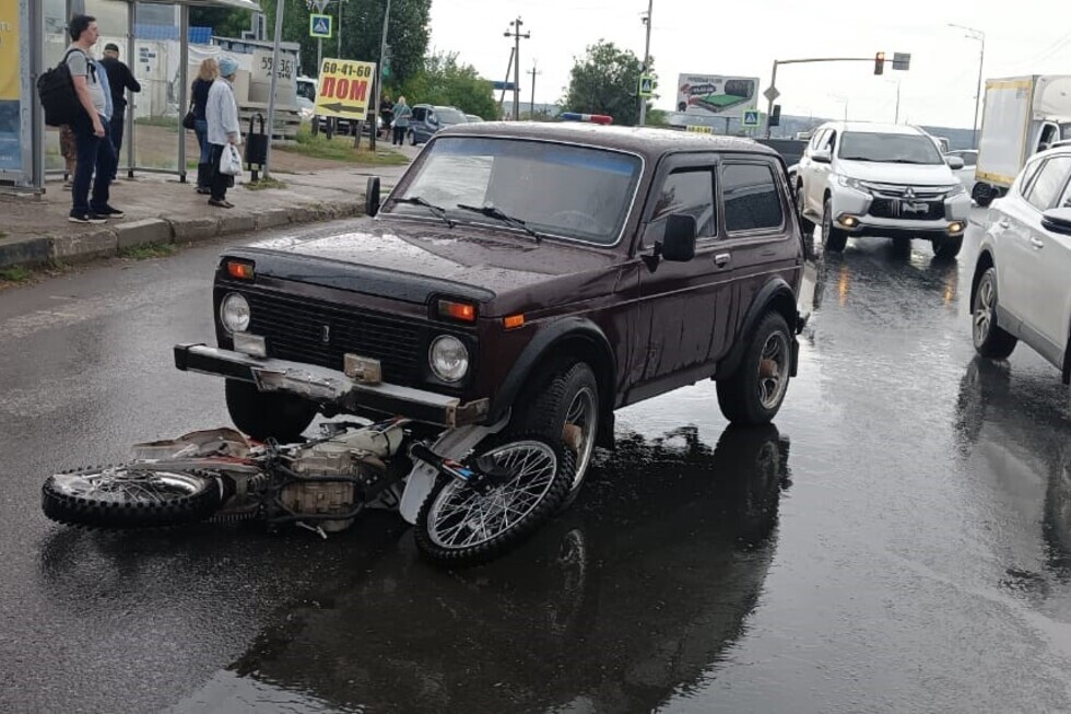 Подросток на питбайке попал в ДТП на Усть-Курдюмской: он врезался сначала в «ГАЗель», а потом во внедорожник