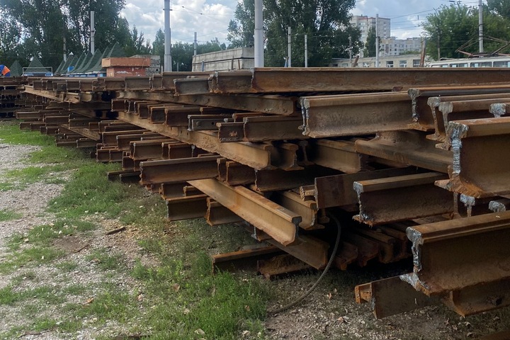 Скоростной трамвай в Саратове. Депутаты срочно соберутся, чтобы разрешить чиновникам продать в металлолом более тысячи тонн старых рельсов