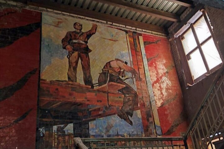 В Саратове при ремонте школы была уничтожена советская мозаика: краевед заявил, что членов градозащитного совета специально не пускали в здание