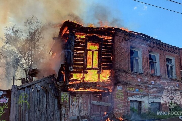 В центре Саратова полыхает заброшенный дом