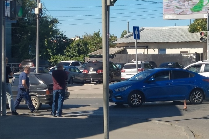 На Соколовой образовалась огромная пробка из-за ДТП: водители едут по тротуару