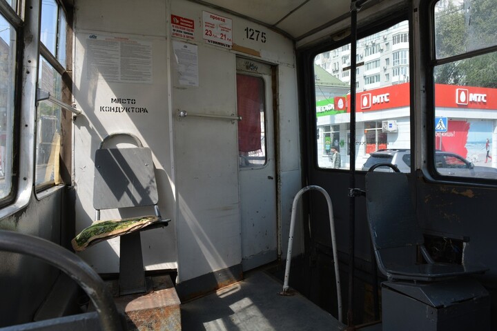 На оставшихся трамвайных маршрутах в Саратове оставили старые переполненные вагоны: жители требуют объяснений