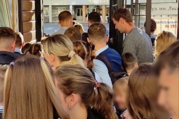 «Дети плачут, родители опаздывают на работу»: жительница Саратова показала утреннюю необъяснимую давку на входе в школу «Солярис»
