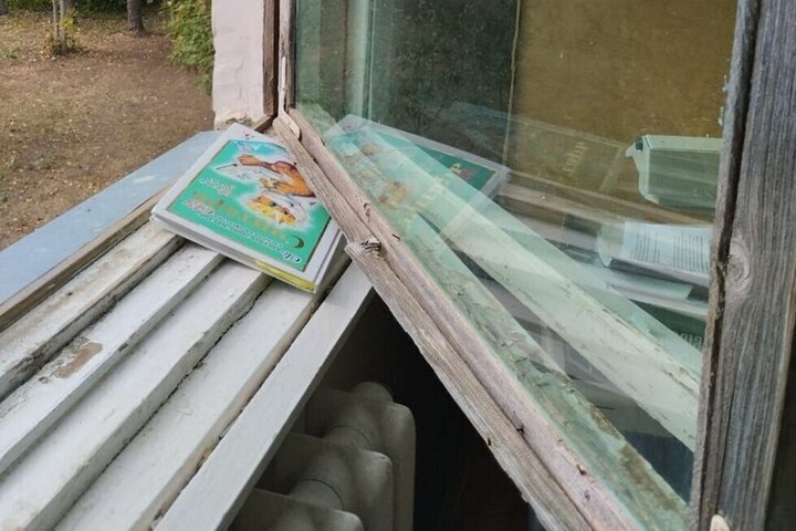 Выбитые окна, классы почти без света и опаснейшая дорога: чиновница рассказала о самой жуткой школе в Саратове