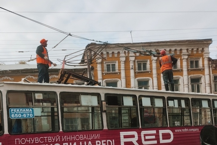 «Пантограф отклеился»: в Саратове на фоне транспортного коллапса в час пик начали разваливаться оставшиеся на маршруте трамваи
