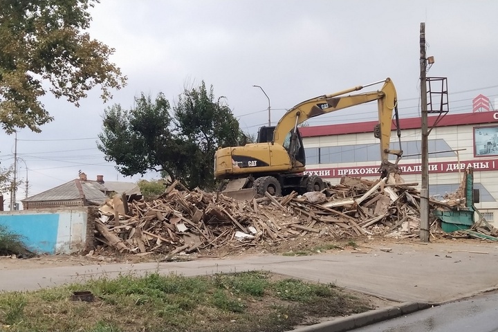 Реновация квартала у Славянской площади: разрушен последний дом, у городских властей кончились деньги