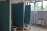 «Один срёт, другой дверь держит»: в министерстве образования прокомментировали открытые кабинки в туалетах учебных учреждений