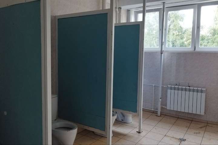 В туалетных кабинках женского туалета коллежа в Екатеринбурге вырезали отверстия