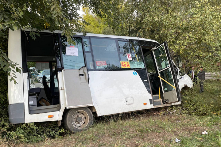 В Саратове маршрутка протаранила дерево: названы возраст и состояние семерых пострадавших