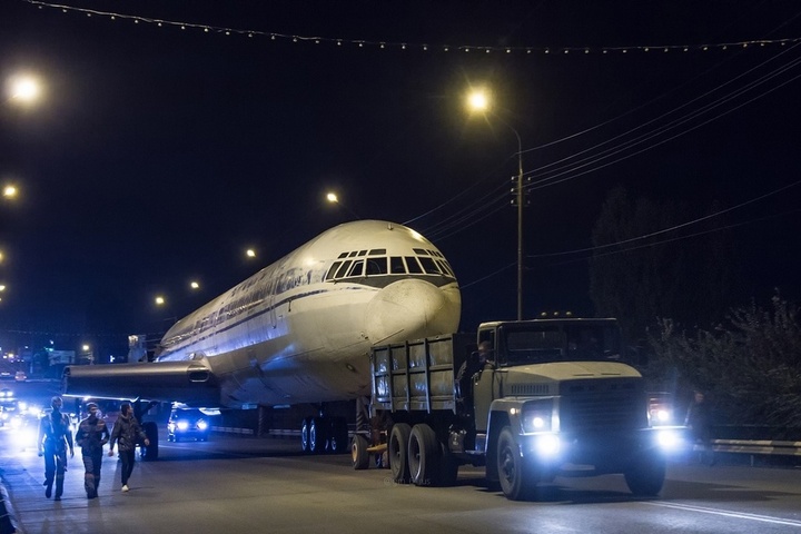 По ночным улицам Энгельса провезли огромный самолёт: такого не было ещё никогда в истории