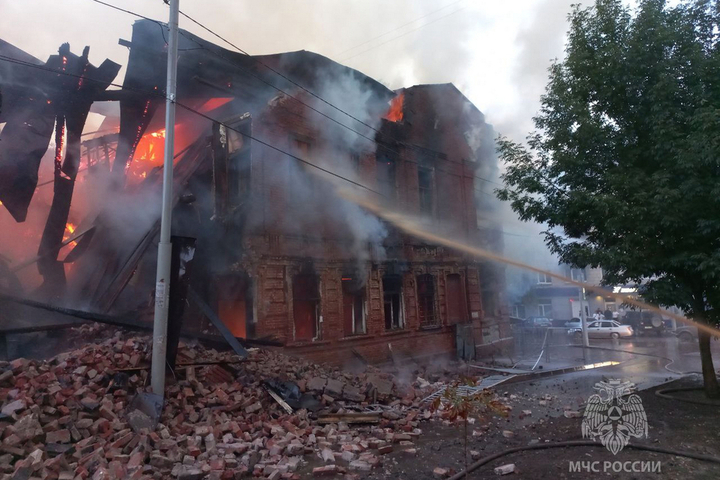 Чиновники за 2,2 миллиона сравняют с землей аварийный дом в центре Саратова, уничтоженный пожаром
