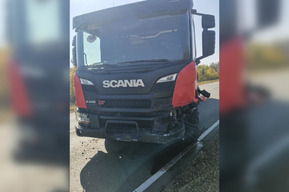 На трассе «Ларгус» столкнулся с грузовиком: один человек погиб, шестеро пострадали