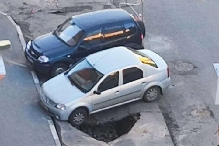 В центре Саратова размыло проезжую часть, два автомобиля оказались в ловушке