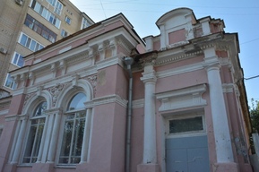 Старинный особняк в центре Саратова, который забрали у общественников, накануне зимы остался без отопления и света: чиновники не знают, кто это сделал