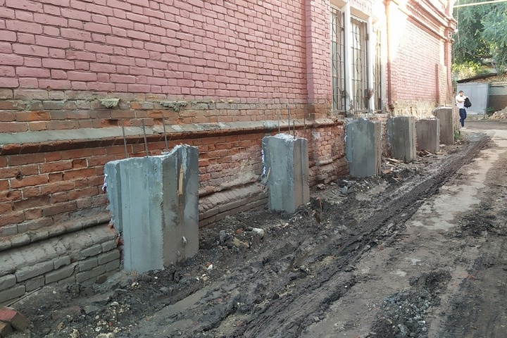 Рабочие начали подкоп под дом-памятник на Московской: работы оказались незаконными