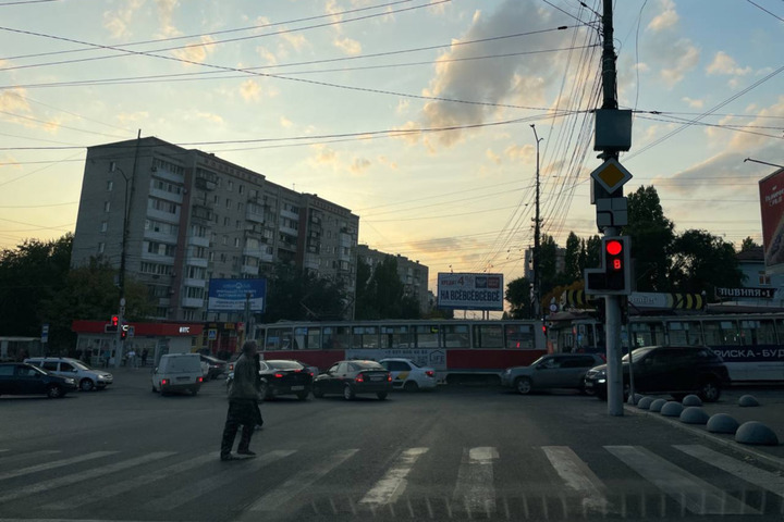 Час пик: одно ДТП в Саратове заблокировало проезд по оживленной улице, второе — остановило движение трамваев