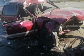 На мосту в Энгельсе 18-летний пассажир ВАЗа пострадал при столкновении с грузовиком