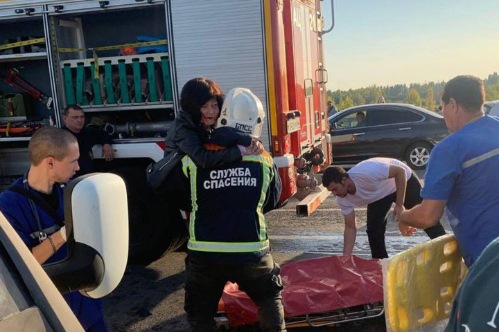 На мосту в Балаково случилось массовое ДТП: спасатели доставали пострадавших людей из покореженных авто