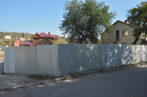 Участок в центре Саратова обнесли забором для раскопок археологического памятника
