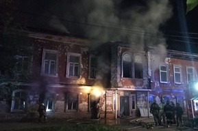 Ночью в центре Саратова горел аварийный дом Юматова — выявленный объект культурного наследия