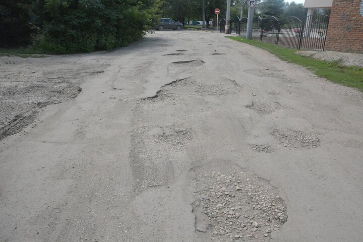 В Энгельсе полностью отремонтируют одну улицу и сделают «убитую» дорогу к стадиону