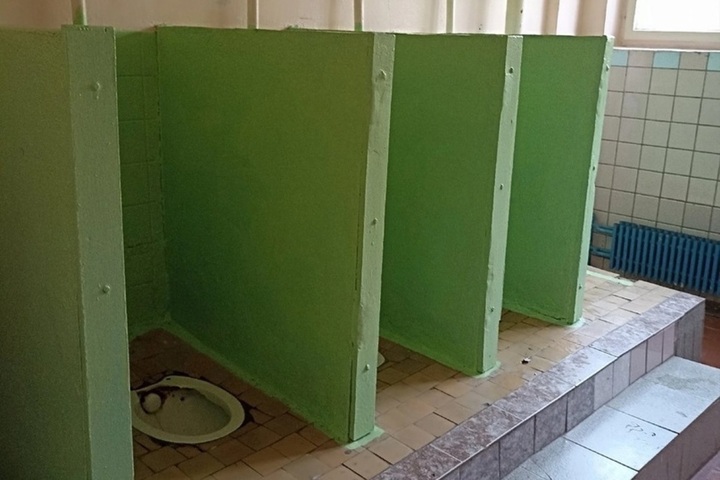 Нет дверей не только в туалете, но и в раздевалке: после сообщения чиновников о том, что проблему решили, в Балаково обнаружились новые доказательства унижения детей