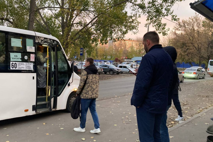 Чиновники продолжают примерять на себя роль обычных саратовцев и ездить на работу утром в маршрутках 