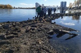 Десятки «паломников» идут смотреть на остатки утонувшего ледокола возле моста «Саратов — Энгельс»