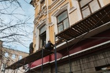 «Прорубают окна в „Европу“»: в центре Саратова стартовали работы на здании-памятнике, в профильном комитете рассказали, что провели с собственником «профилактическую» беседу