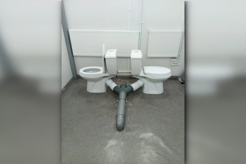 «Совсем не смешно»: председатель комитета по социальной политике региона показал необычный туалет в дергачëвском ФОКе (фото)