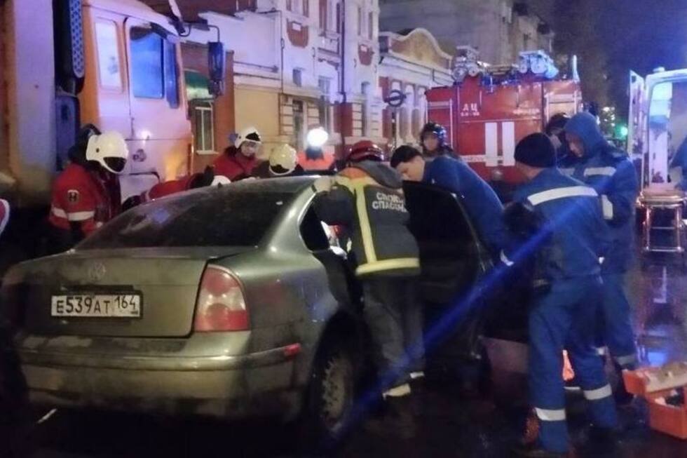 Ночью в центре города Volkswagen столкнулся с грузовиком: спасатели извлекли пострадавшего в тяжелом состоянии