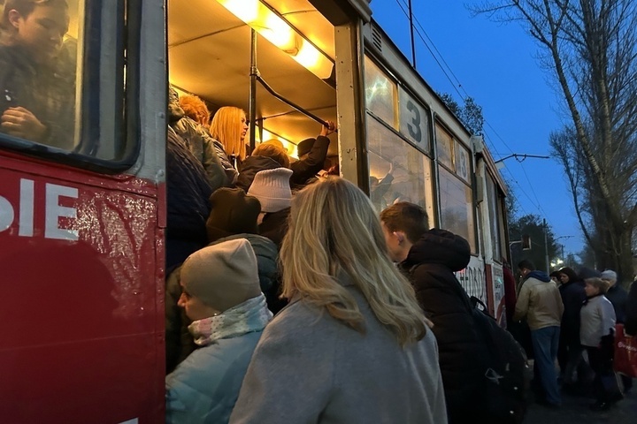 «Может чиновникам стоит покататься ещё и на трамваях?»: горожане вновь вынуждены опаздывать на работу из-за плохой работы электротранспорта