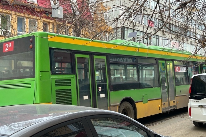 Несмотря на обещания чиновников, саратовцы вновь заметили на десятирублёвом направлении автобус, который раньше работал на другом маршруте 