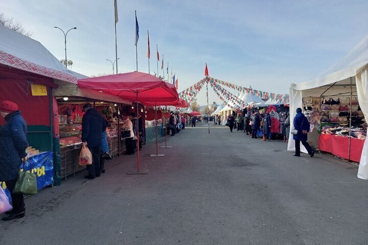 Продавцы белорусских товаров рассказали, как «бесплатные» места на главной ярмарке Саратова сдают за высокую цену